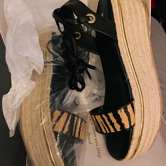 Black and Tan Tiger stripes sandals - Picture 4 of 5